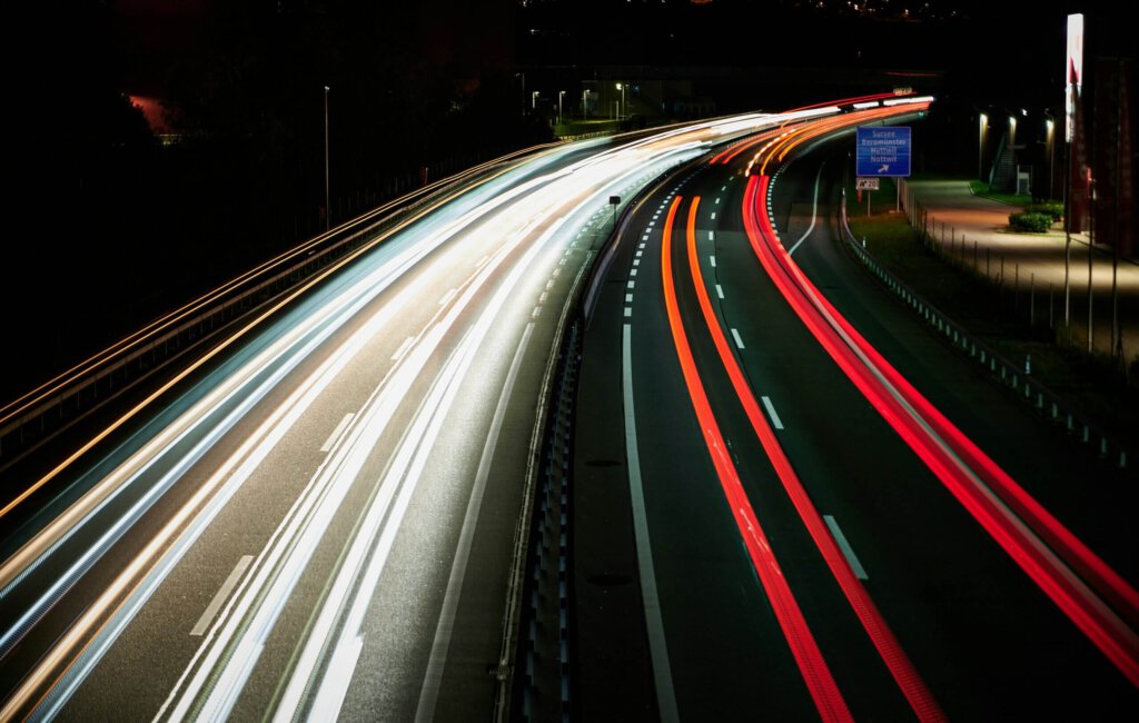 Eine Strasse bei Nacht mit Fahrzeuglichtern in Luzern