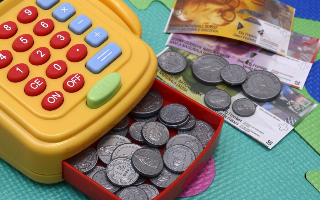 Eine Kinderkasse mit Schweizer Spielgeld