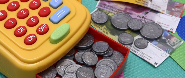 Wie ChatGPT und Coop ihre Umsätze aufblähen Eine Kinderkasse mit Schweizer Spielgeld