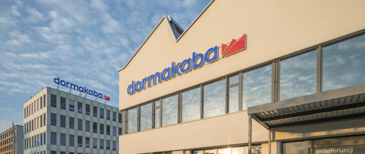 Dormakaba bricht der Gewinn weg Hauptsitz von Dormakaba in Rümlang beim Flughafen Zürich