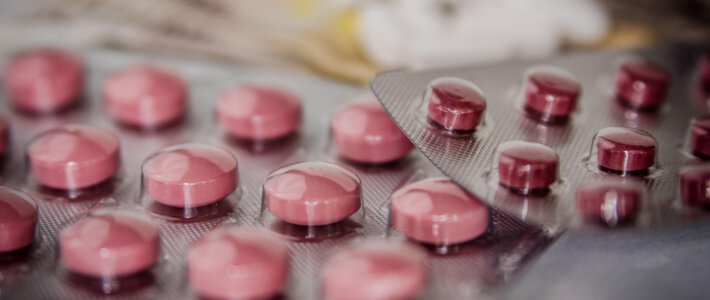 Schweizer substituieren illegale Potenz- gegen Haarmittel Tabletten unterschiedlicher Farbe in Verpackungen