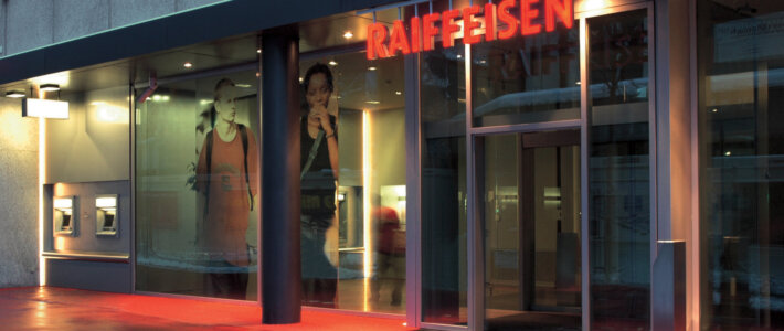 Raiffeisen-Gruppe mit ungewöhnlichem AT1-Schritt Logo der Raiffeisen-Gruppe an einer Filiale