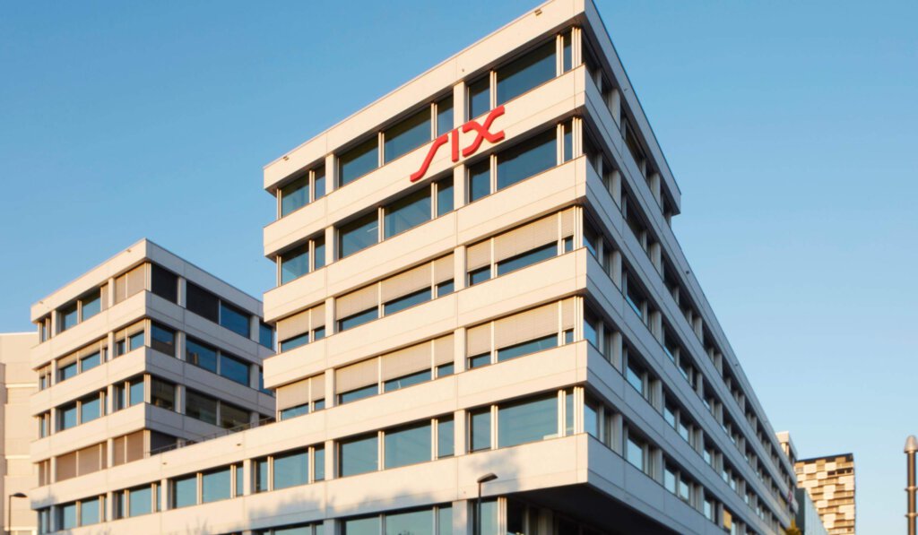 Logo der Schweizer Börse SIX am Gebäude Hardturmpark in Zürich