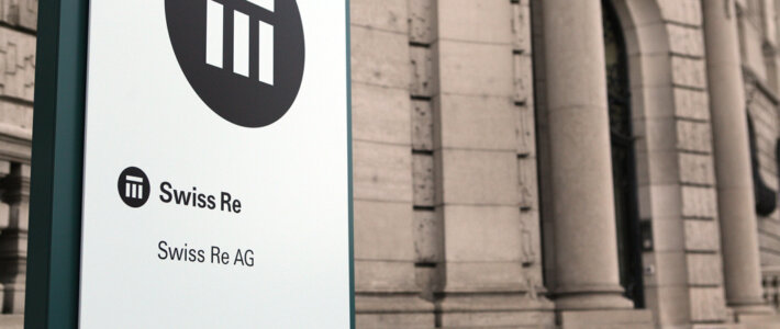 Swiss Re hält (fast) alle Versprechen Logo von Swiss Re in Zürich am Mythenquai