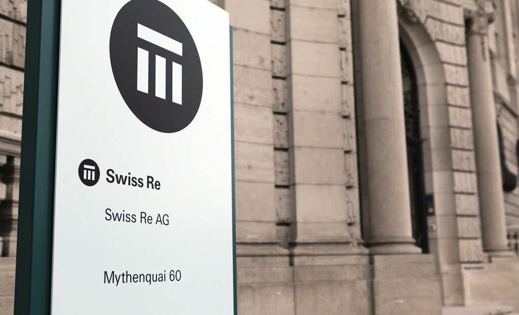 Logo von Swiss Re in Zürich am Mythenquai