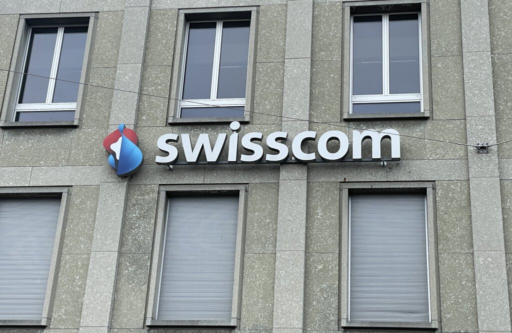Swisscom-Logo an einem Gebäude in Luzern