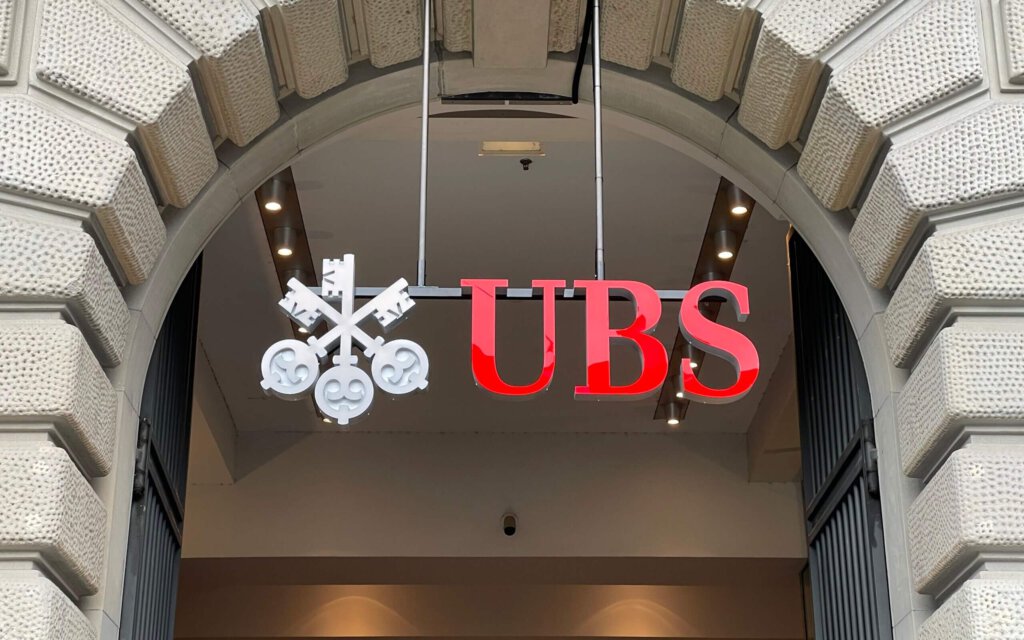 Logo der Grossbank UBS am einstigen Hauptsitz der Credit Suisse in Zürich