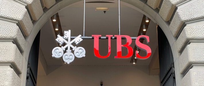 Logo der Grossbank UBS am einstigen Hauptsitz der Credit Suisse in Zürich