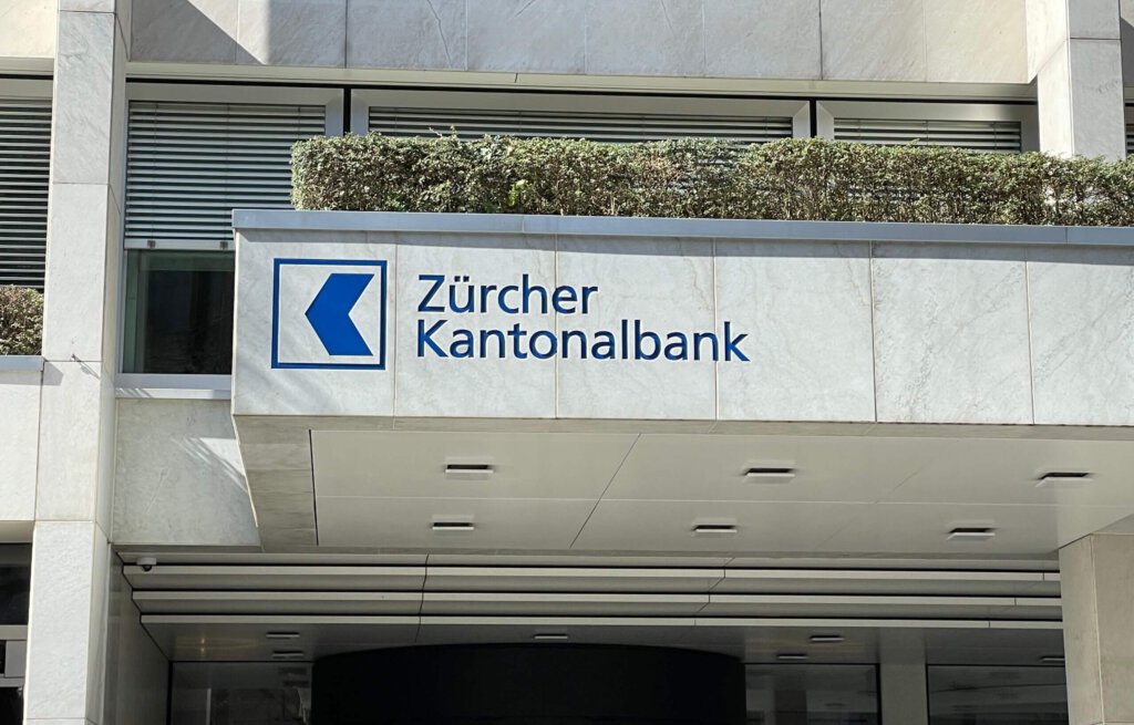 Logo der Zürcher Kantonalbank ZKB an der Zürcher Bahnhofstrasse