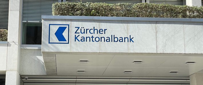 Logo der Zürcher Kantonalbank ZKB an der Zürcher Bahnhofstrasse