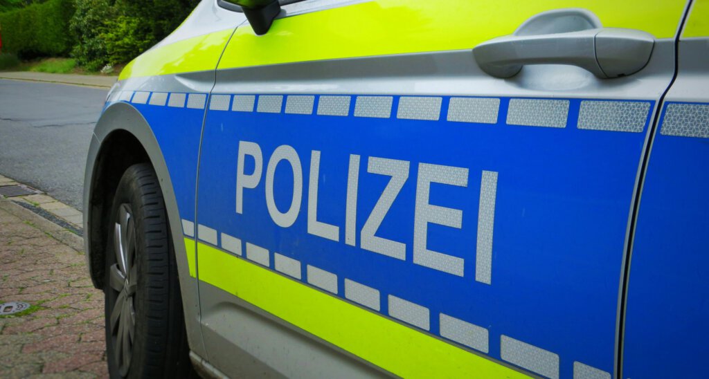 Logo der Polizei an einem Fahrzeug