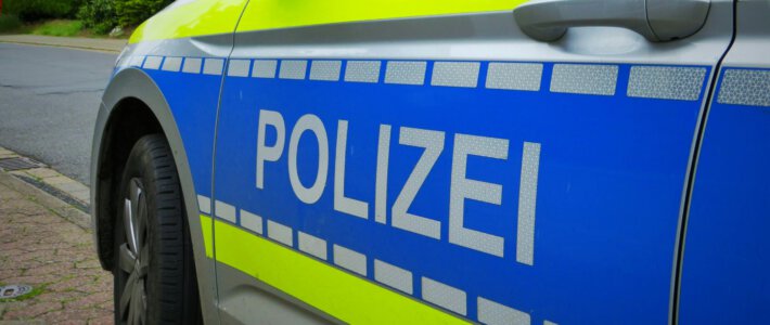 Logo der Polizei an einem Fahrzeug
