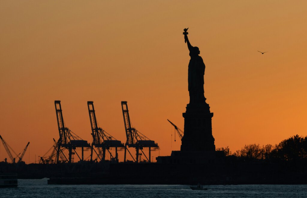 Freiheitsstatue in New York vor Hafenkulisse