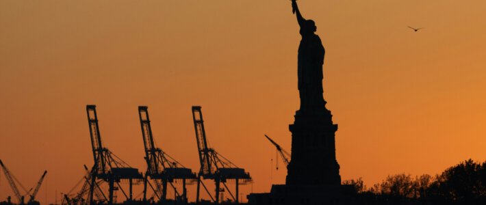 Schweiz importiert 33 Prozent mehr aus den USA Freiheitsstatue in New York vor Hafenkulisse