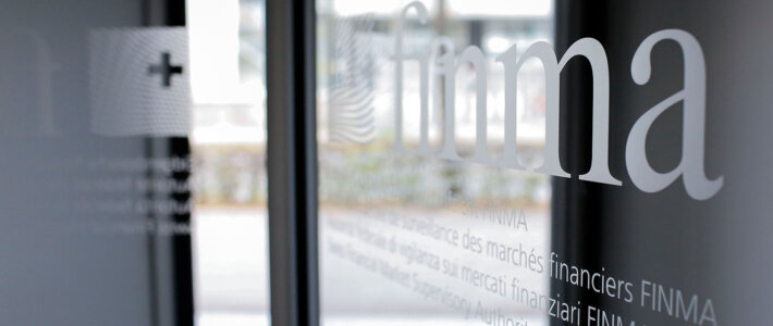 Finanzmarktaufsicht kommt bei nächster Bank zu spät Logo der Finma an einer Türe