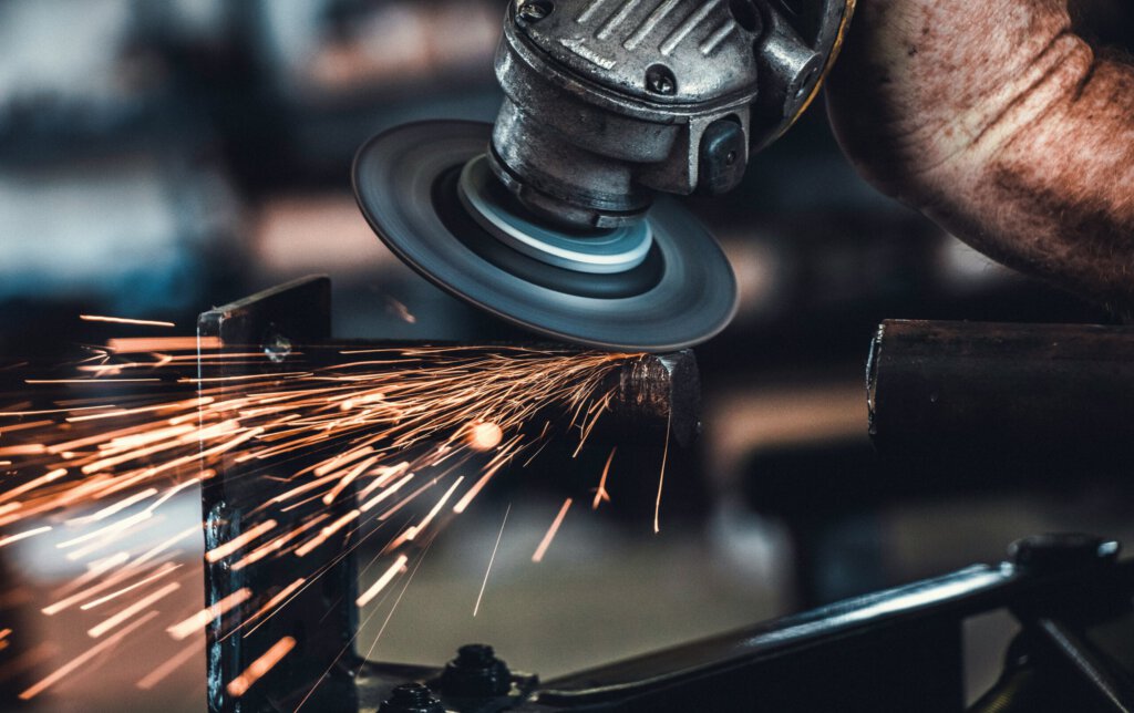 Eine Schleifmaschine mit Funken