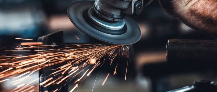 Trilogie bremst Schweizer Volkswirtschaft Eine Schleifmaschine mit Funken