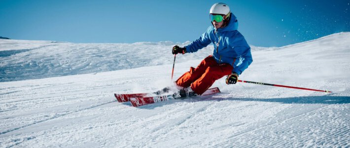 Ein Skifahrer mit Brille auf einer Piste