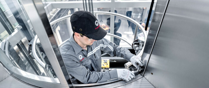 Ein Schindler-Mitarbeiter in einem Lift in Australien