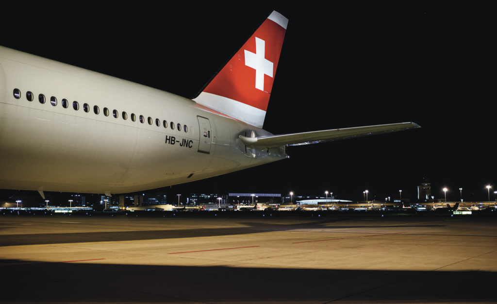 Ein Flugzeug der Swiss im Nachthimmel