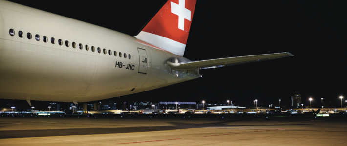 Swiss reagiert auf Eskalation in Nahost Ein Flugzeug der Swiss im Nachthimmel