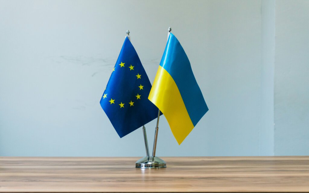 Eine EU- und eine Ukraine-Flagge auf einem Tisch