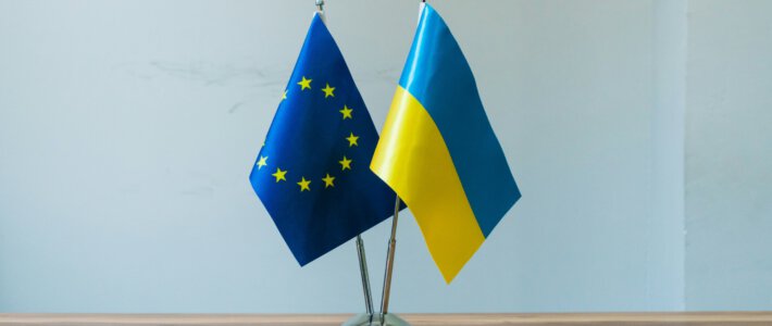Sanktionsdruck der EU auf Bern zeigt Wirkung Eine EU- und eine Ukraine-Flagge auf einem Tisch