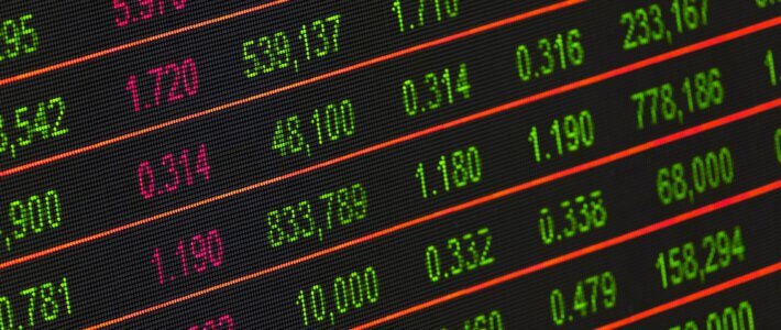 Aktienkurse auf einer Leinwand