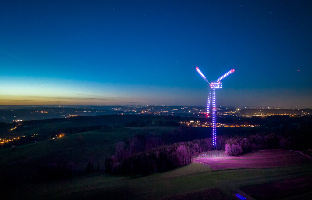 Rund 200 Drohnen projizierten in Wil SG ein Windrad in den Nachthimmel