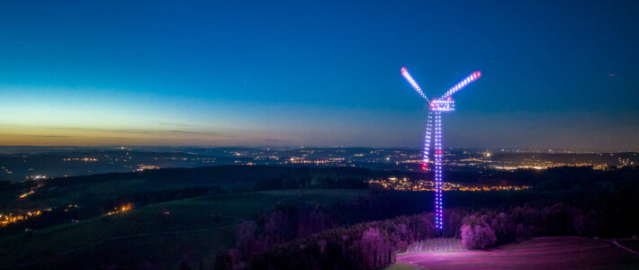 Rund 200 Drohnen projizierten in Wil SG ein Windrad in den Nachthimmel