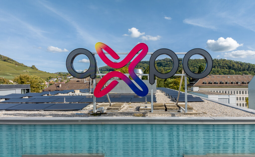 Logo des Stromkonzerns Axpo in Baden auf einem Dach