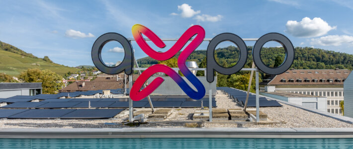 Logo des Stromkonzerns Axpo in Baden auf einem Dach