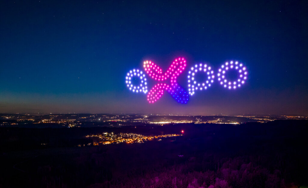 Firmenlogo von Axpo am Nachthimmel in der Ostschweiz