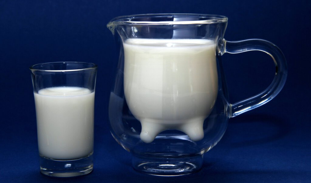 Milch in Gläsern