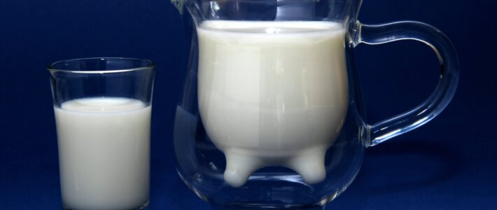 Bundesrichter pfeifen Danone wegen Milch zurück Milch in Gläsern