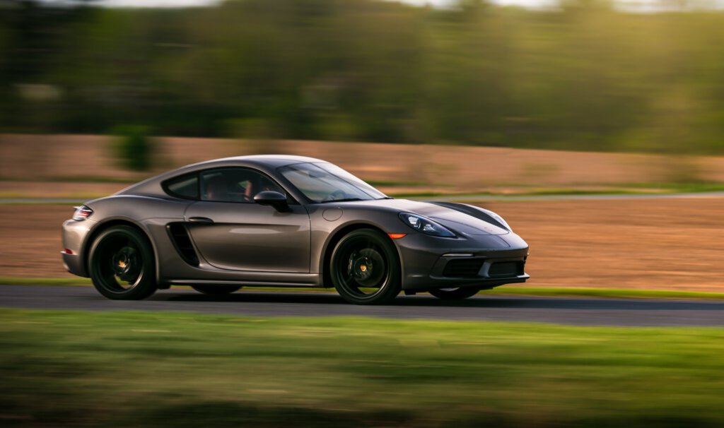 Ein Porsche auf einer Strasse