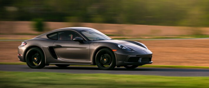 Ein Porsche auf einer Strasse