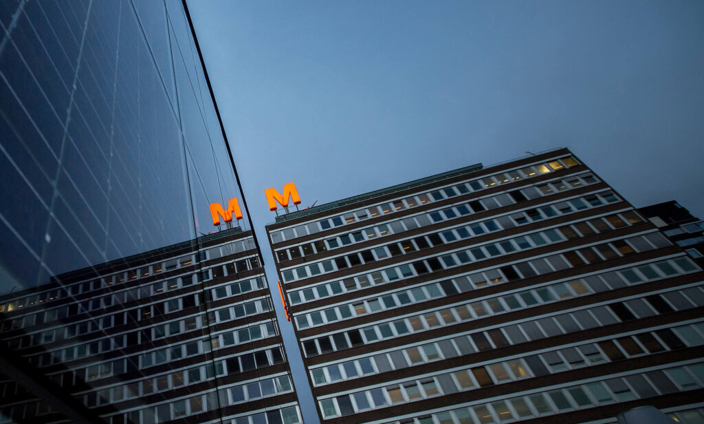 Das M von Migros auf einem Gebäude