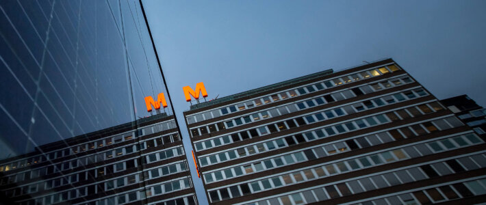 Das M von Migros auf einem Gebäude