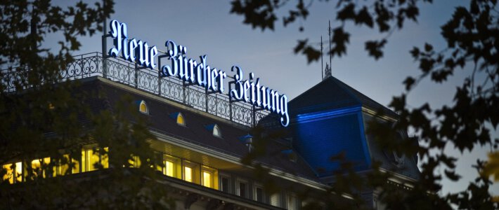 NZZ rutscht erneut tief in die Verlustzone Das Logo der NZZ auf dem Verlagsgebäude in Zürich bei Nacht