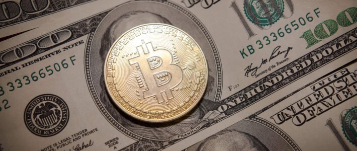 USA machen zwei wichtige Fortschritte bei Krypto Ein Bitcoin auf einem Dollar-Schein