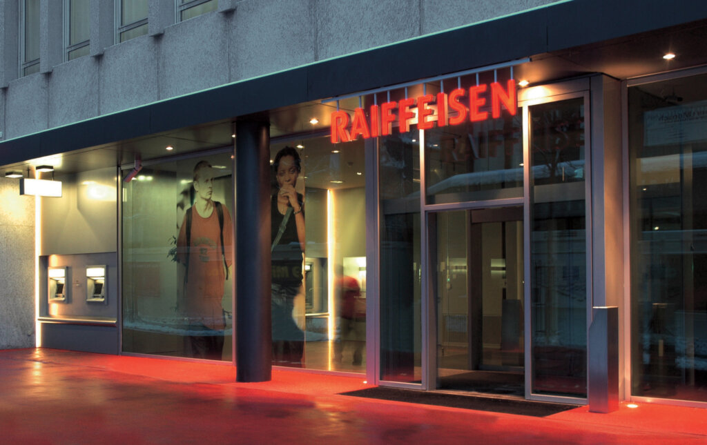 Logo von Raiffeisen an einer Filiale in St. Gallen