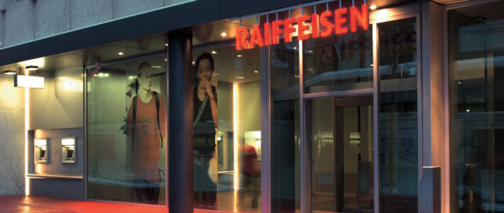 Ex-BKB-Chef soll Ordnung bei Raiffeisen schaffen Logo von Raiffeisen an einer Filiale in St. Gallen