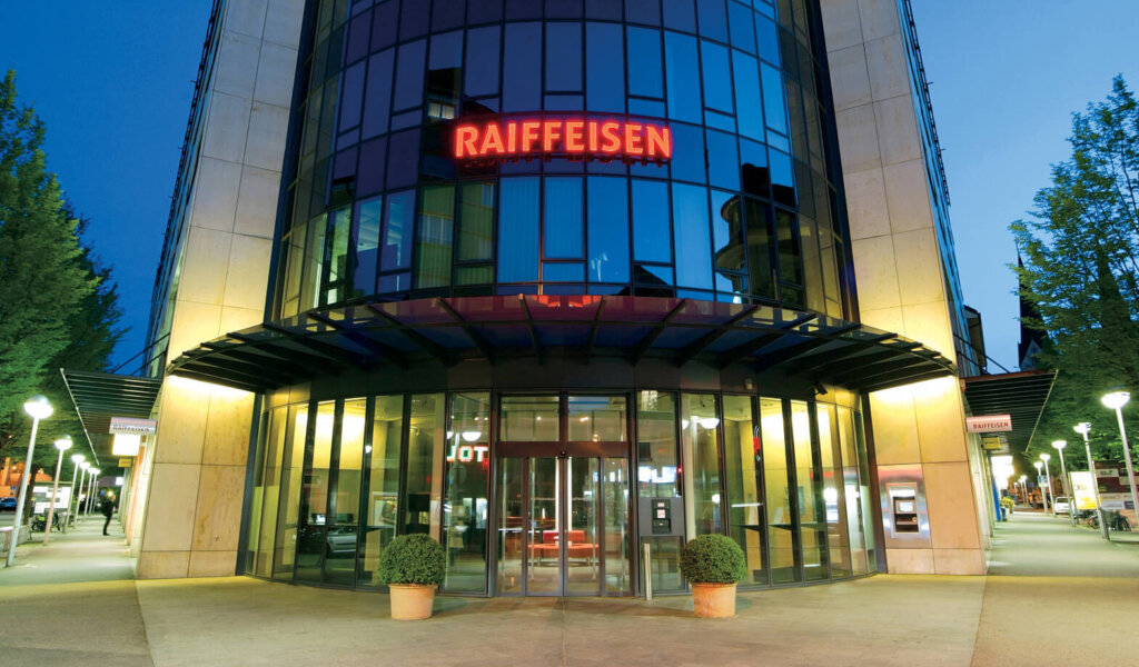 Logo der Raiffeisen-Gruppe an einer Filiale