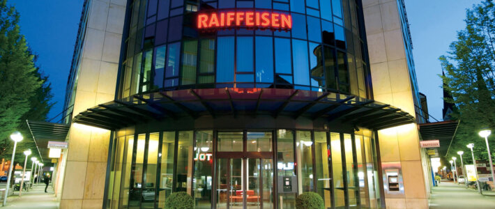 Logo der Raiffeisen-Gruppe an einer Filiale