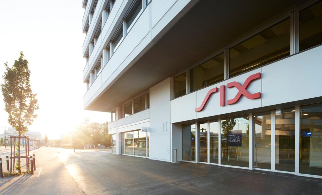 Logo von SIX an einem Gebäude in Zürich