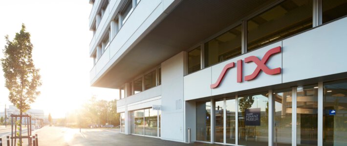 SIX-Auslandsabenteuer kostet UBS erneut Millionen Logo von SIX an einem Gebäude in Zürich