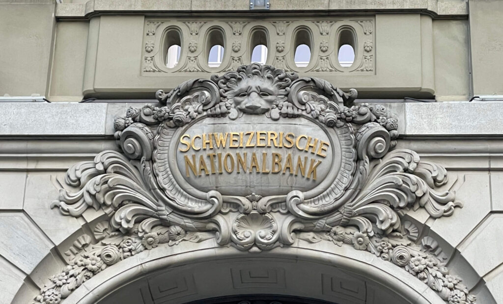 Logo der Schweizerischen Nationalbank SNB am Gebäude in Bern