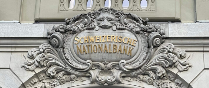 Logo der Schweizerischen Nationalbank SNB am Gebäude in Bern
