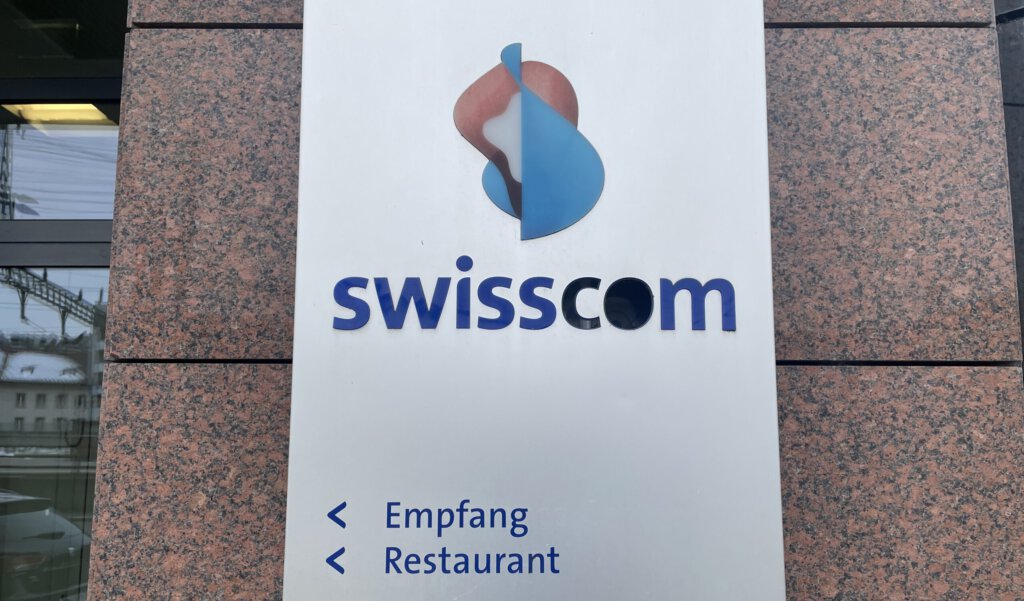 Swisscom-Logo mit Loch